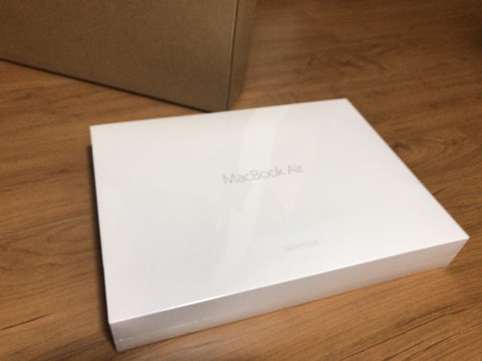 白いパッケージのMacBook Airの画像