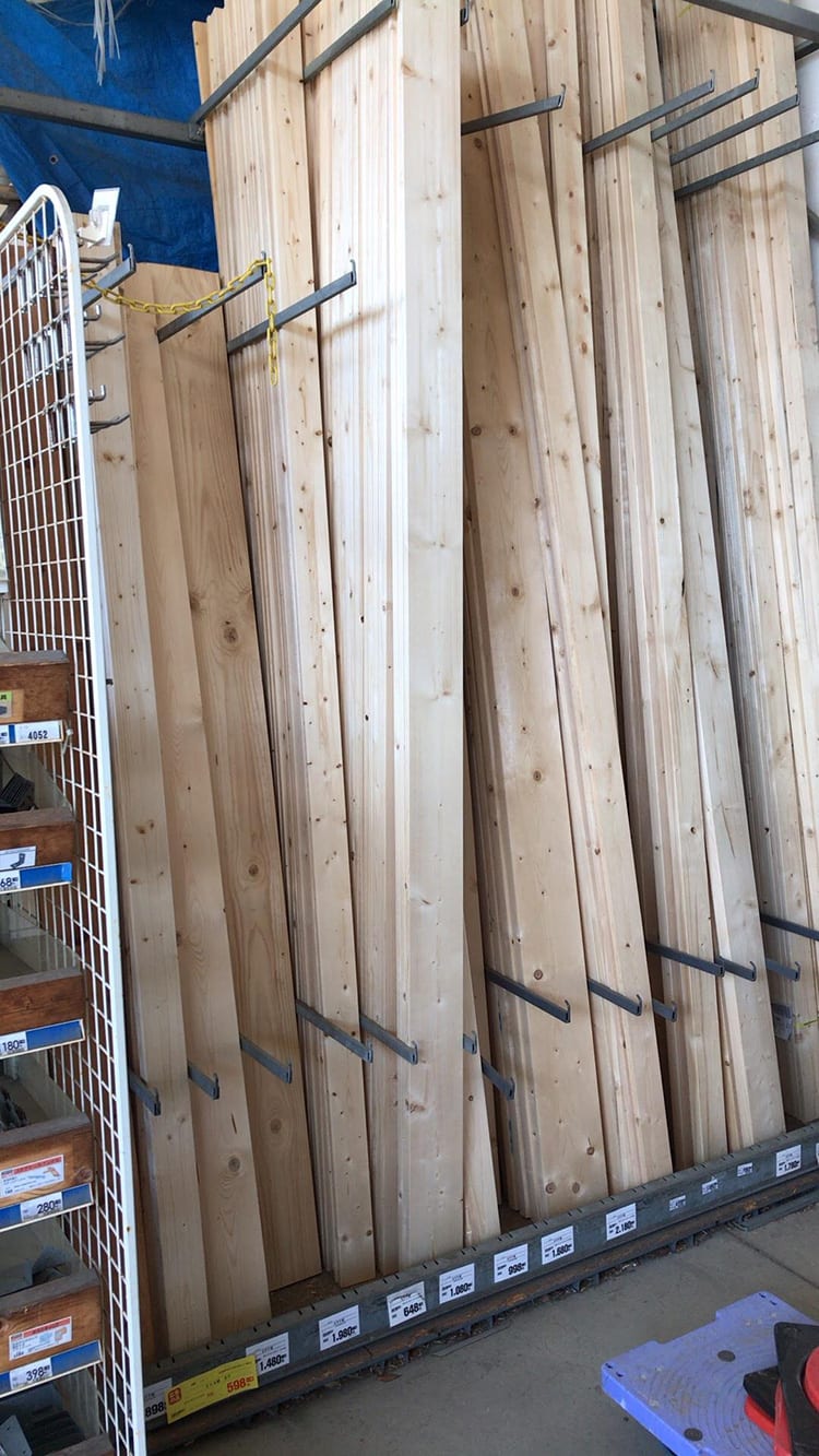 近所のホームセンター「コーナン」で木材や資材の調達イメージ画像