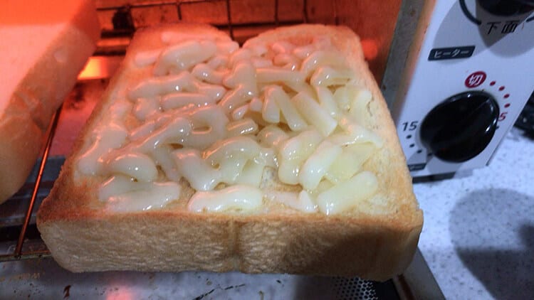トースターに入れて少し焼いたチーズトースト